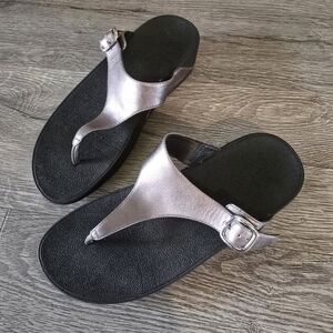 FitFlop Lulu adjustable leather toe-post sandals in metallic gun metal gray SZ7